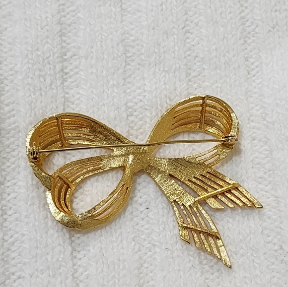 Classic Gold plated Bow Tie Brooch 🎀 - Picture 2 of 6